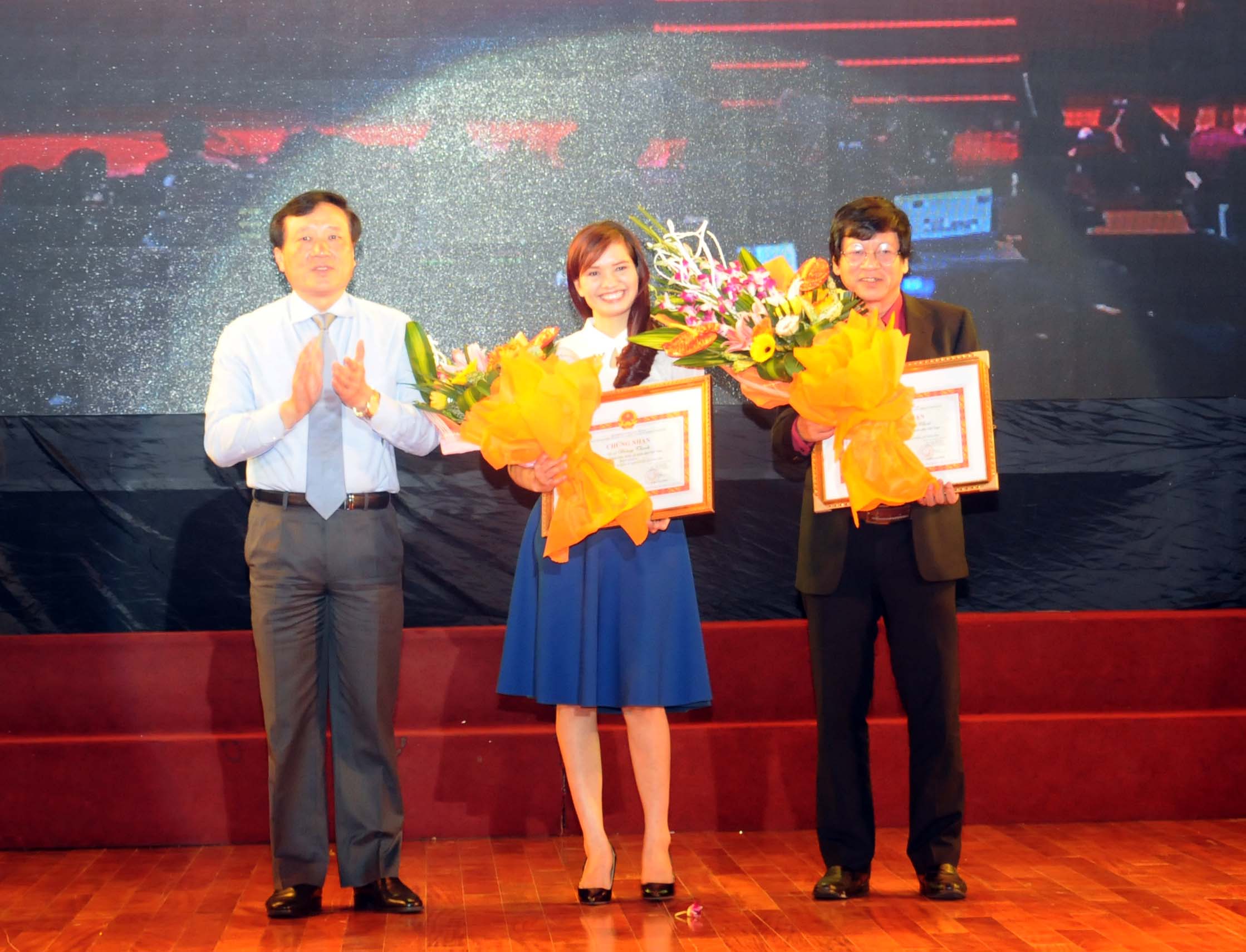 Viện trưởng VKSNDTC Nguyễn Hòa Bình trao Giải A cho các tác giả 