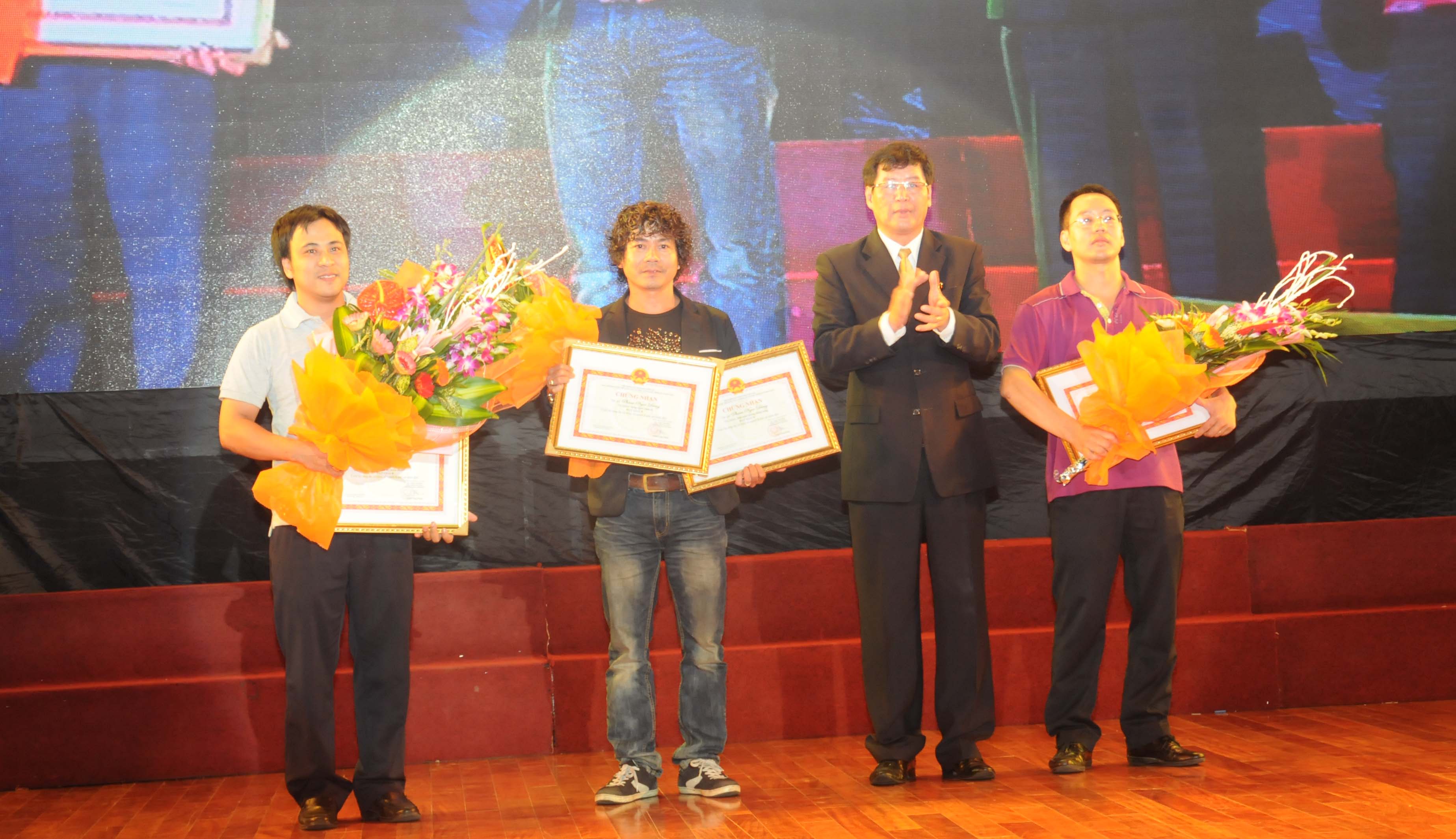 Phó Viện trưởng VKSNDTC Trần Công Phàn trao Giải B cho các tác giả