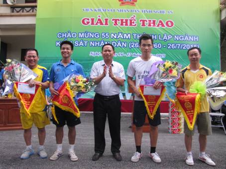 Đồng chí Tăng Ngọc Tuấn tặng hoa các đội đạt giải giao lưu bóng chuyền nhân kỷ niệm 55 năm ngày thành lập ngành KSND