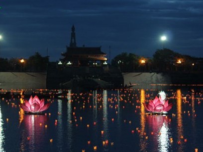 Hàng vạn hoa đăng lung linh thả xuống dòng sông Thạch Hãn