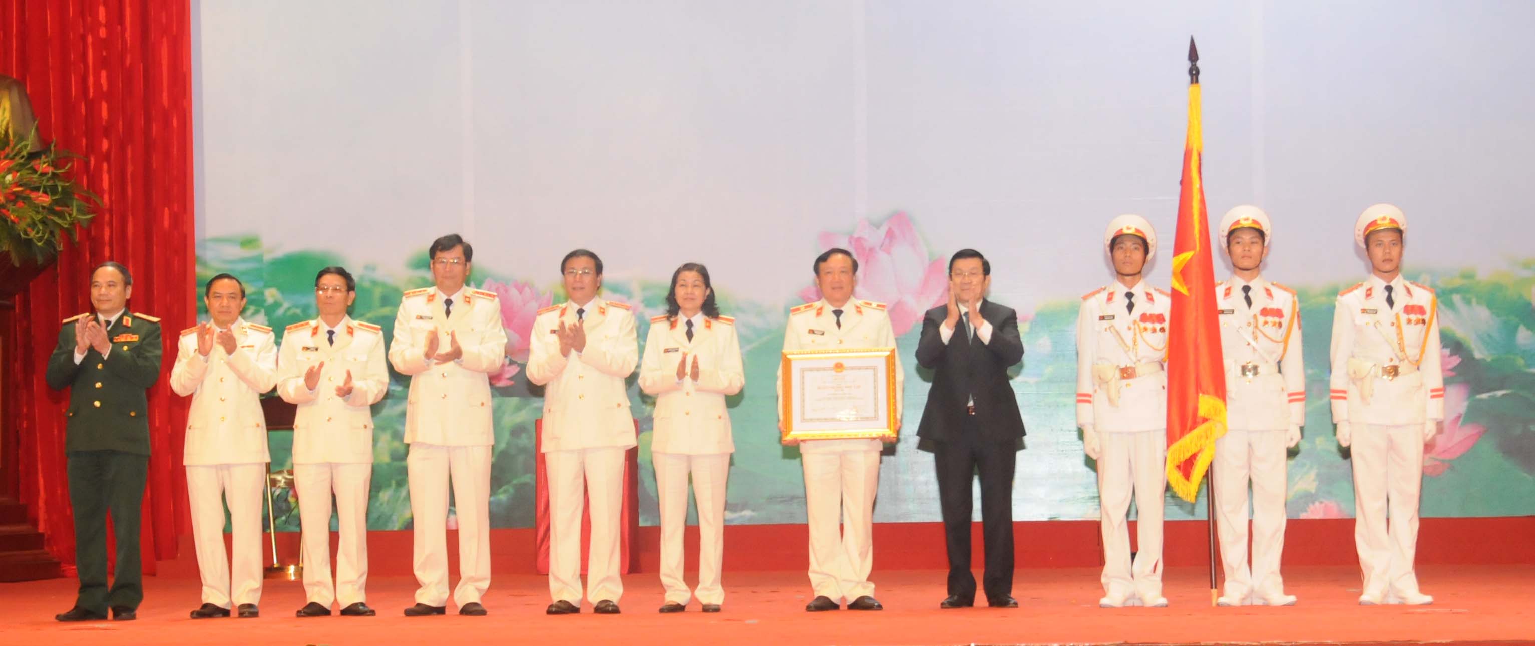 Chủ tịch nước Trương Tấn Sang trao tặng Huân chương Độc lập hạng Nhất cho ngành KSND
