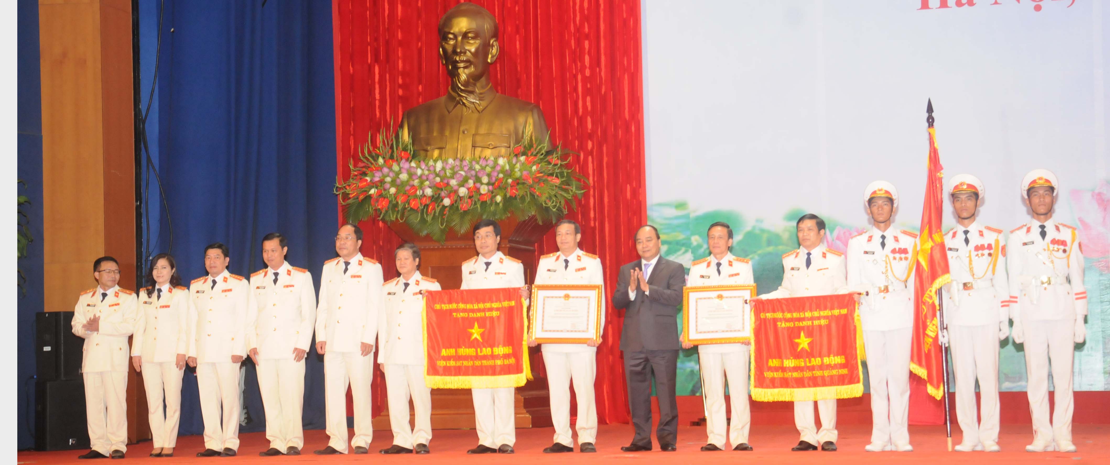 Đồng chí Nguyễn Xuân Phúc, Ủy viên Bộ Chính trị, Phó Thủ tướng Chính phủ trao tặng danh hiệu Anh hùng Lao động cho VKSND tỉnh Quảng Ninh và VKSND TP. Hà Nội 