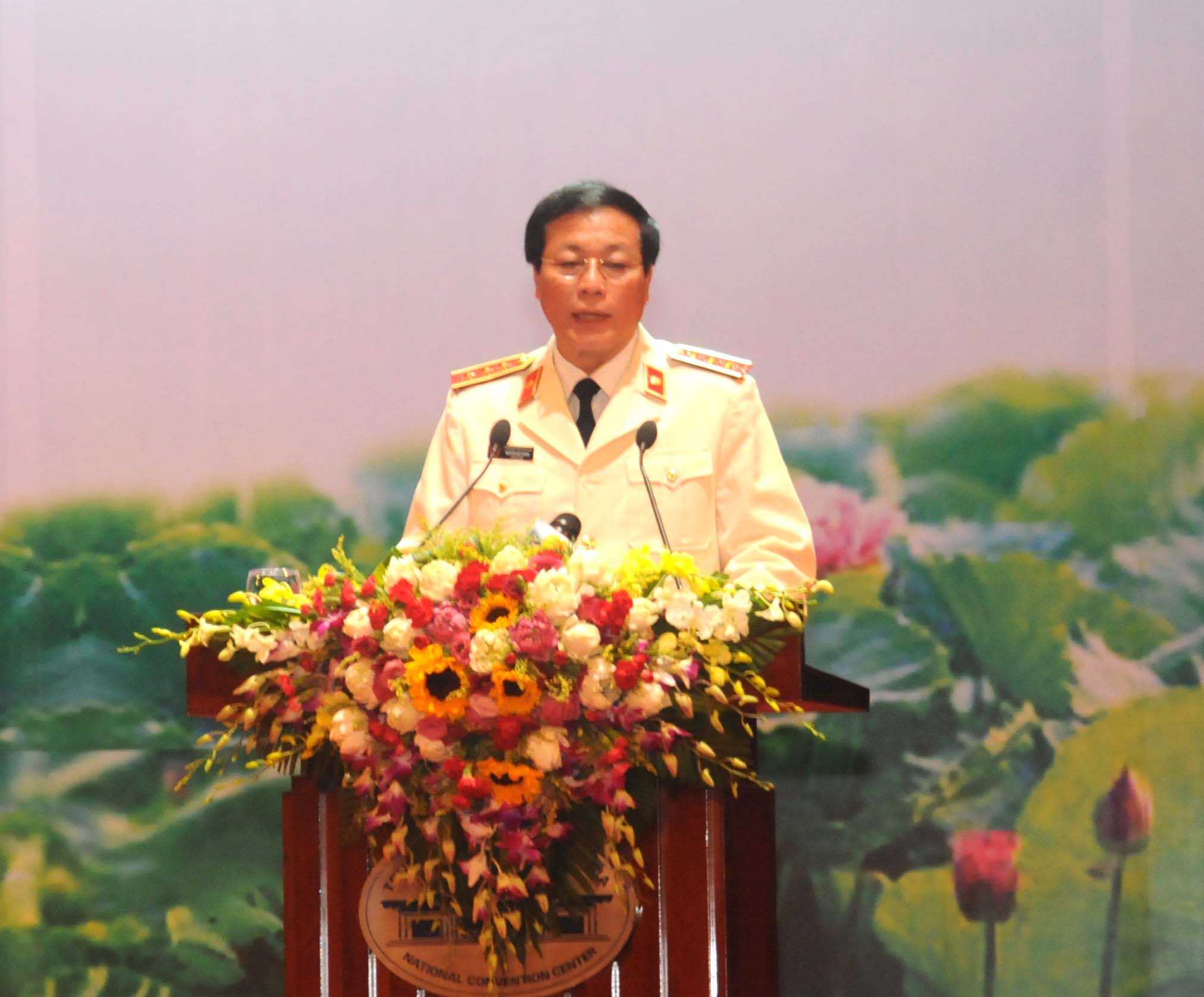 Đồng chí Nguyễn Hải Phong, Phó Viện trưởng Thường trực VKSNDTC trình bày báo cáo thành tích thi đua của Ngành tại buổi Lễ 