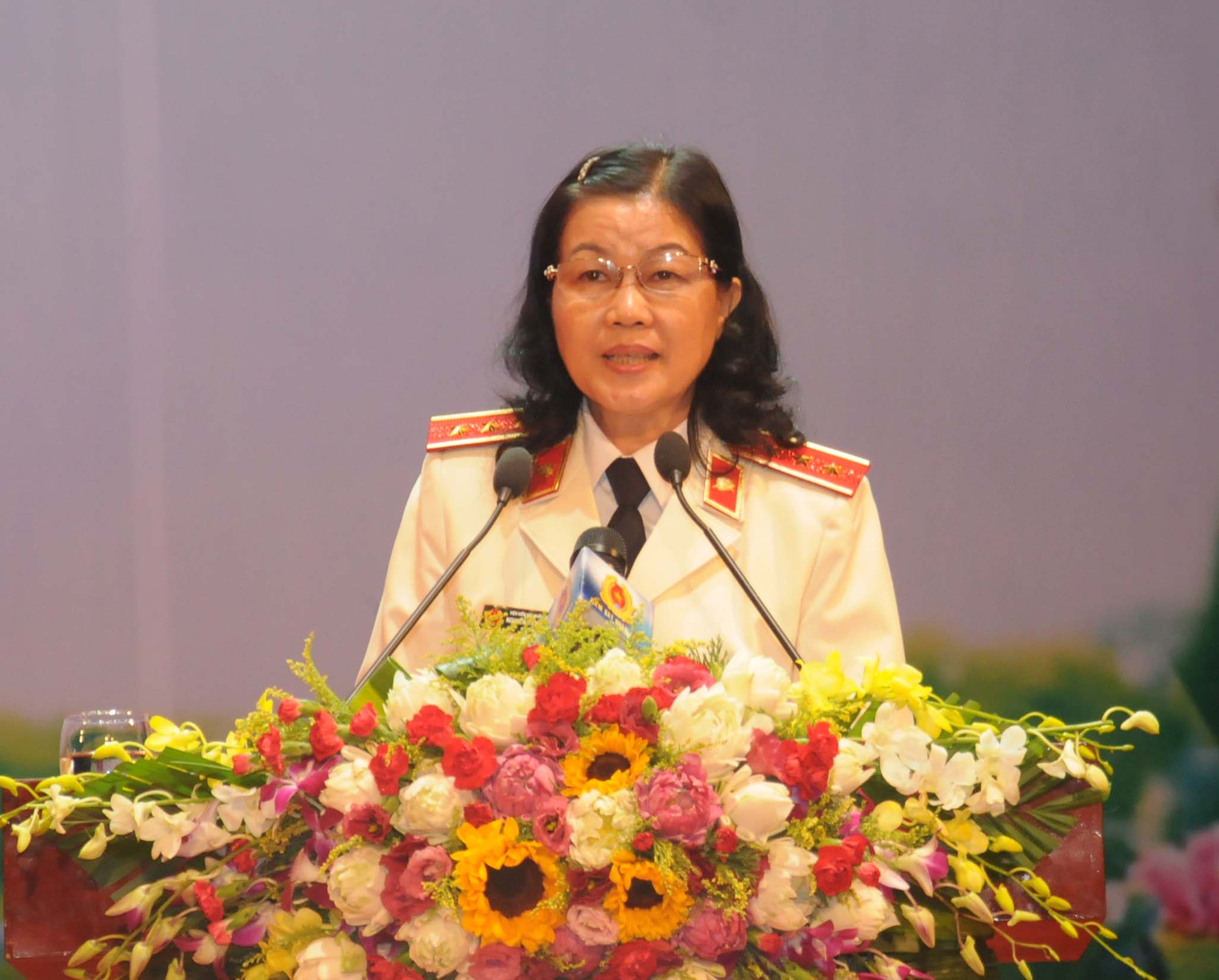 Đồng chí Nguyễn Thị Thủy Khiêm, Phó Viện trưởng VKSNDTC trình bày Thư của Đại hội Thi đua yêu nước lần thứ V ngành KSND 