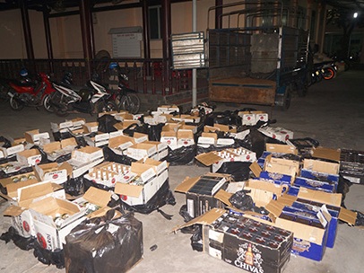 Phát hiện hơn 1 000 chai rượu ngoại mập mờ nguồn gốc trên xe tải