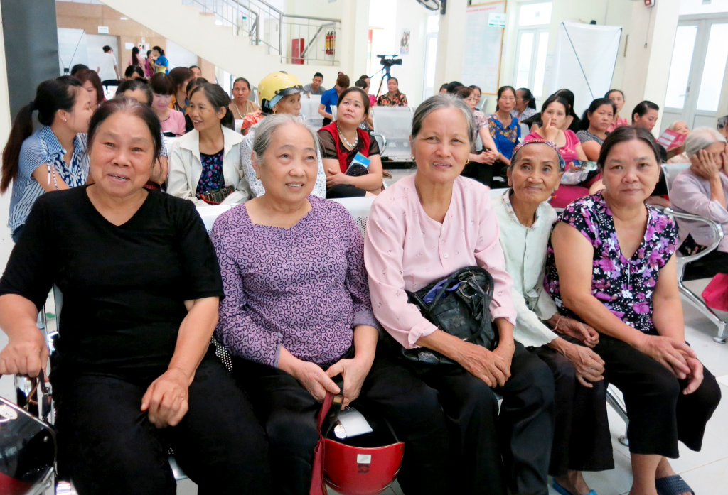 Rất nhiều cựu thanh niên xung phong TP Lào Cai đã đến khám sàng lọc phát hiện sớm ung thư vú sáng 25/7 khi biết chương trình do BV ĐKQT Vinmec tổ chức.