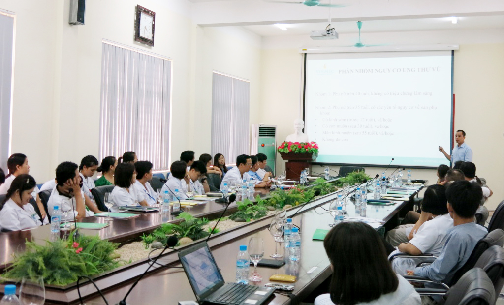 TS Phùng Nam Lâm - GĐ Y khoa, kiêm Trưởng khoa Ung bướu BV ĐKQT Vinmec giới thiệu những thành tựu và ứng dụng kỹ thuật cao trong điều trị ung thư tại Vinmec với các bác sĩ BVĐK Lào Cai.
