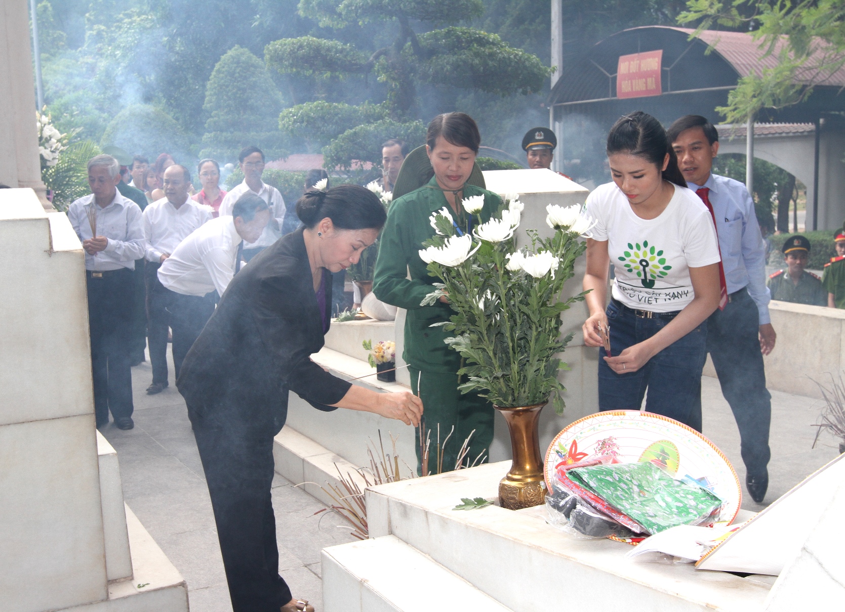 Bà Nguyễn Thị Kim Ngân, Ủy viên Bộ chính trị - Phó chủ tịch Quốc Hội nước CHXHCN Việt Nam và Quỹ 1 triệu cây xanh cho Việt Nam cùng dâng hương tại khu mộ của 10 nữ Thanh Niên Xung Phong ở khu di tích lịch sử Thanh Niên Xung Phong Ngã ba Đồng Lộc, Hà Tĩnh