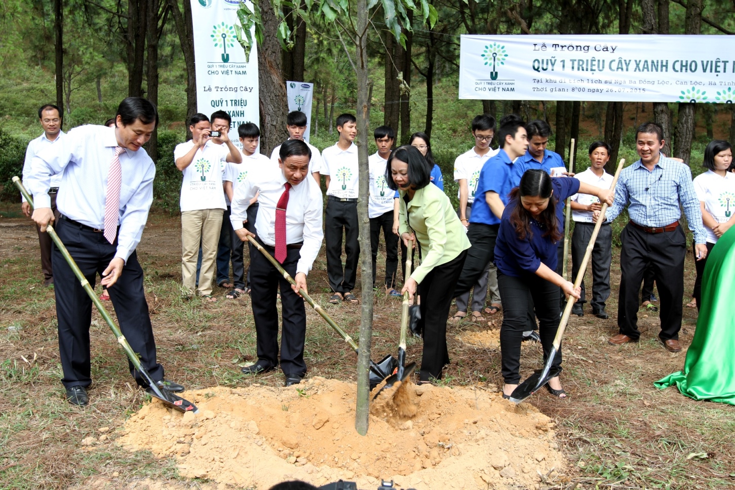 Các đại biểu của chương trình Quỹ 1 triệu cây xanh cho Việt Nam cùng trồng cây tại ngã Ba Đồng Lộc, Hà Tĩnh