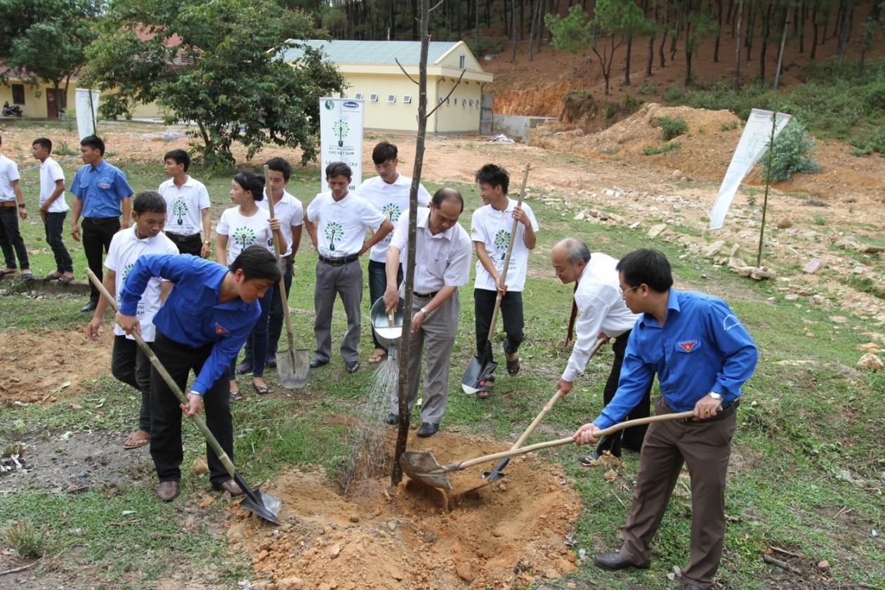 Các đoàn viên thanh niên Hà Tĩnh cùng tham gia trồng cây tại khu di tích lịch sử Ngã ba Đồng Lộc, Hà Tĩnh