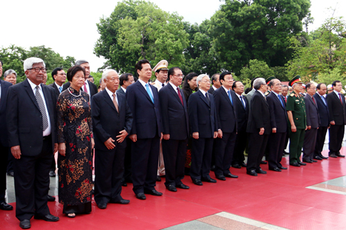  Các đồng chí lãnh đạo, nguyên lãnh đạo Đảng, Nhà nước tưởng nhớ các anh hùng, liệt sĩ. Ảnh: VGP/Nhật Bắc