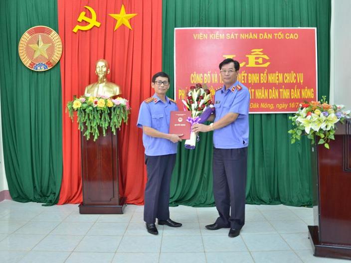  Đồng chí Trần Công Phàn, Phó Viện trưởng VKSNDTC trao quyết định bổ nhiệm cho đồng chí Vũ Đăng Cáp.