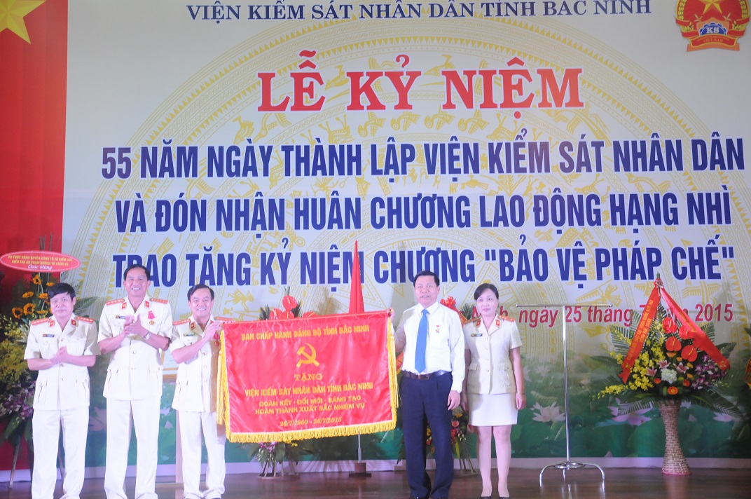 3.	Đ/c Nguyễn Nhân Chiến- Bí thư Tỉnh ủy, Chủ tịch HĐND trao bức trướng của Tỉnh ủy cho VKSND tỉnh Bắc Ninh