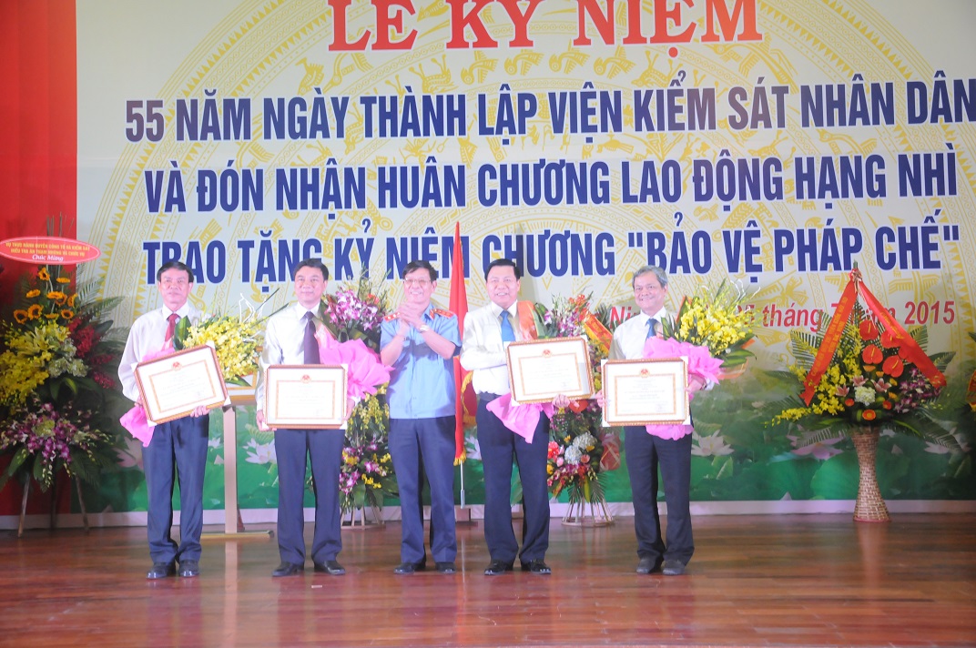 Đồng chí Lê Hữu Thể, Phó Viện trưởng VKSNDTC trao Kỷ niệm chương Bảo vệ pháp chế cho các đồng chí Lãnh đạo tỉnh Bắc Ninh
