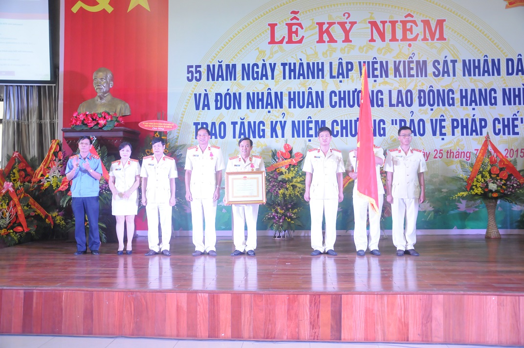 Đồng chí Lê Hữu Thể, Phó Viện trưởng VKSNDTC trao Huân chương Lao động hạng Nhì cho VKSND tỉnh Bắc Ninh