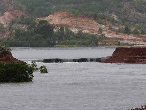Mưa lũ gây vỡ hồ thải xỉ nhiệt điện Quảng Ninh