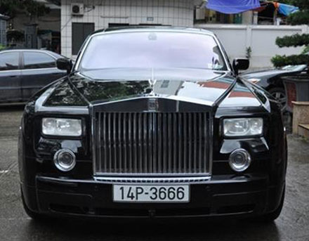 Mặc dù đại diện báo Quảng Ninh xin giấu tên chủ nhân chiếc siêu xe này. Tuy nhiên, nhìn biển số xe, nhiều người đã khẳng định đây là chiếc xe của ông Đào Hồng Tuyển, chủ nhân đảo Tuần Châu (Hạ Long, Quảng Ninh).
