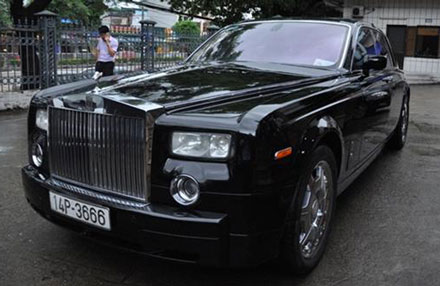 Chiếc siêu xe Rolls Royce Phantom được chào giá khởi điểm 16 tỉ đồng.