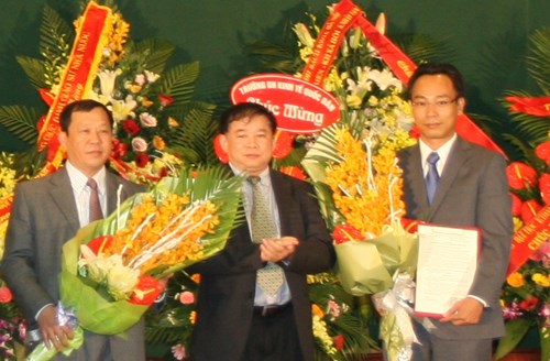 Phó giáo sư - tiến sĩ Hoàng Minh Sơn (ngoài cùng bên phải) giữ chức Hiệu trưởng Trường ĐH Bách khoa Hà Nội - Ảnh: Diệp Quỳnh
