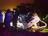 Xe khách mất lái lật ngửa trên quốc lộ, 17 người thoát chết