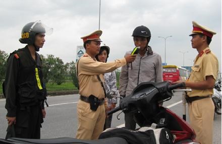 CSGT Đà Nẵng không những không xử phạt mà còn tận tình chỉ dẫn cho lái xe đi đúng đường trong thành phố.