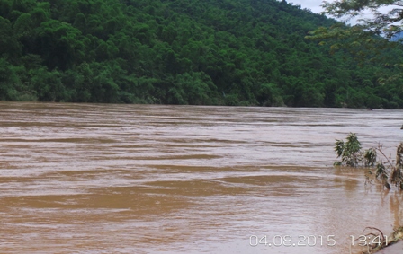 Nước sông Mã đoạn qua địa bàn huyện Quan Hóa vẫn đang chảy xiết