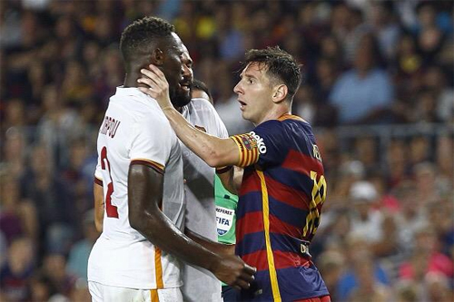Messi lời qua tiếng lại với Yanga-Mbiwa. Ảnh: Reuters