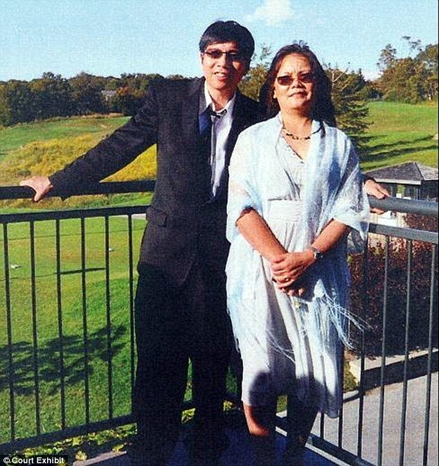 Bố của Pan, ông Huei Hann Pan (trái) và mẹ Pan, bà Bích Hà - Ảnh: Daily Mail