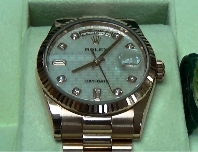 Tuồn đồng hồ trị giá gần 1 tỉ trở lại Việt Nam để gian lận thuế