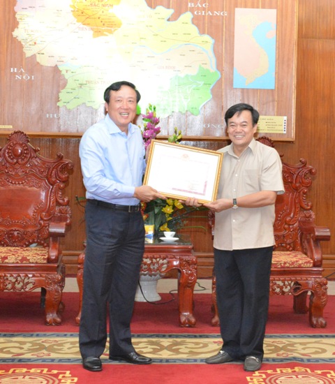 Đồng chí Nguyễn Hòa Bình, Ủy viên Trung ương Đảng, Viện trưởng VKSNDTC trao Bằng khen cho VKSND tỉnh Bắc Ninh.