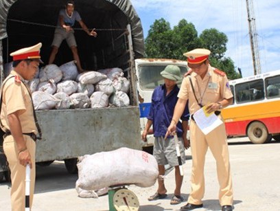 Bắt giữ xe chở gần 9 tấn mỡ động vật bốc mùi hôi thối