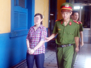 Lượm gần 300 triệu, nữ tạp vụ xộ khám