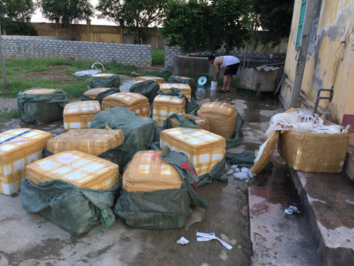 Rùng mình phát hiện 1 tấn lợn sữa thối chất đầy trên xe khách