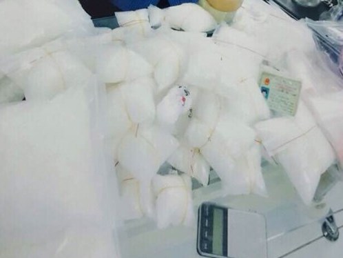 Tạm giam 3 nghi can mua bán 13 kg hàng đá