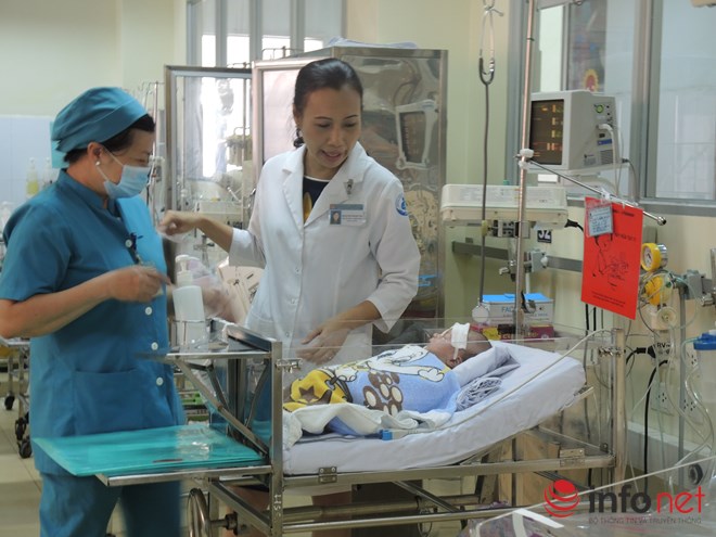 Điều kỳ diệu đến với em bé 11 ngày tuổi bị dao đâm