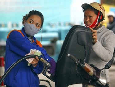 Xăng giảm giá thêm gần 800 đồng lít