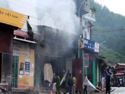 Xe stec đang tiếp nhiên liệu, cây xăng bỗng dưng phát hỏa