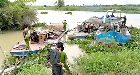 Đột kích công trường khai thác trộm cát