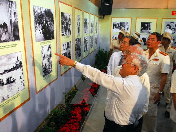 Trưng bày 100 bức ảnh về những dấu son của đất nước trong 70 năm