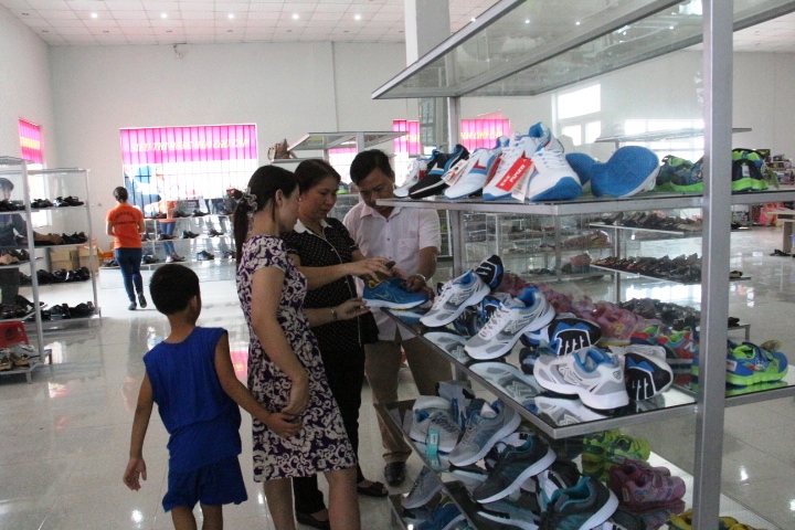 Ảnh 2: Người dân thăm quan, mua sắm tại Trung tâm TM chợ Hội