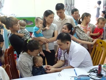 Khám chữa bệnh miễn phí cho hơn 1 400 trẻ em vùng lũ lụt