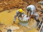 Đường ống nước sạch Sông Đà còn vỡ Người dân thủ đô phải lo tích từng giọt nước