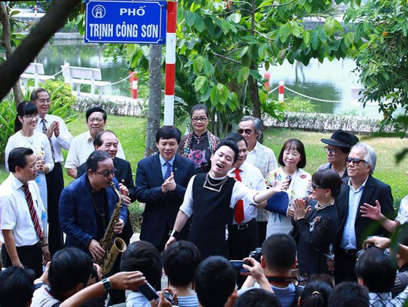 Tùng Dương hát nhạc Trịnh giữa phố Trịnh Công Sơn