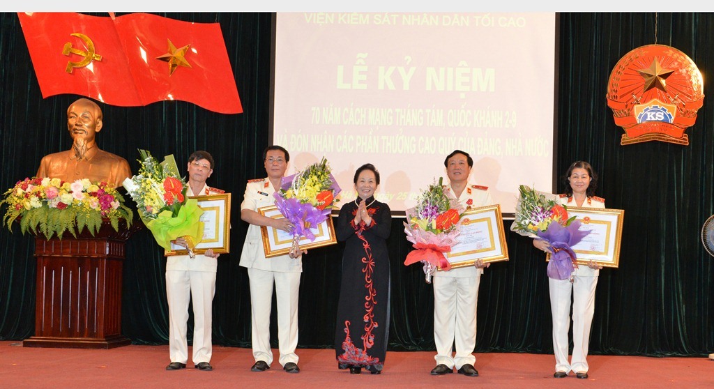 Phó Chủ tịch nước Nguyễn Thị Doan trao tặng Huân chương Lao động các hạng cho Lãnh đạo VKSNDTC.