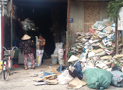 Nguy cơ cháy nổ từ các vựa ve chai