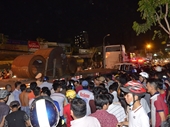 Hàng trăm người vây kín xem công an xử lý vụ tai nạn giao thông