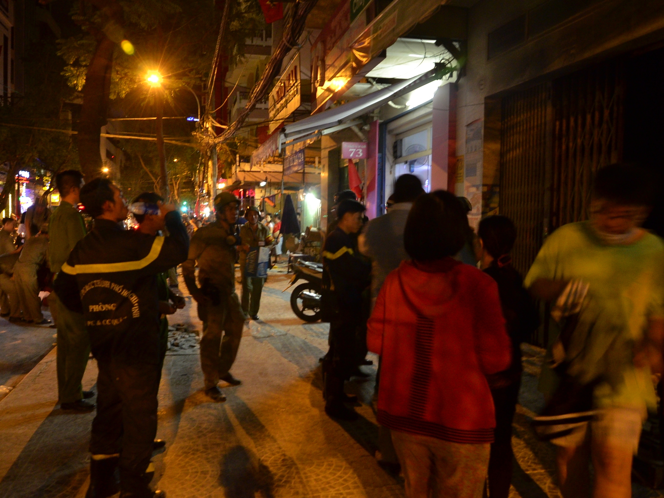 Nhà 3 tầng bốc cháy khi chủ đi xem pháo hoa