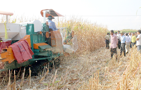 Đưa máy móc ra đồng