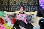 Hoa hậu Huỳnh Thúy Anh rạng rỡ dự khai trương phòng trà của Nguyên Vũ