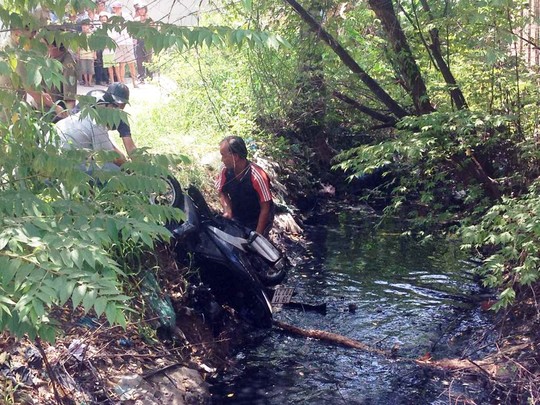 Ba thanh niên phi thân qua mương, 2 người chết